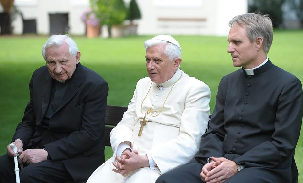 Papa Francesco vuole il segretario di Ratzinger, Gänswein, fuori dal Vaticano